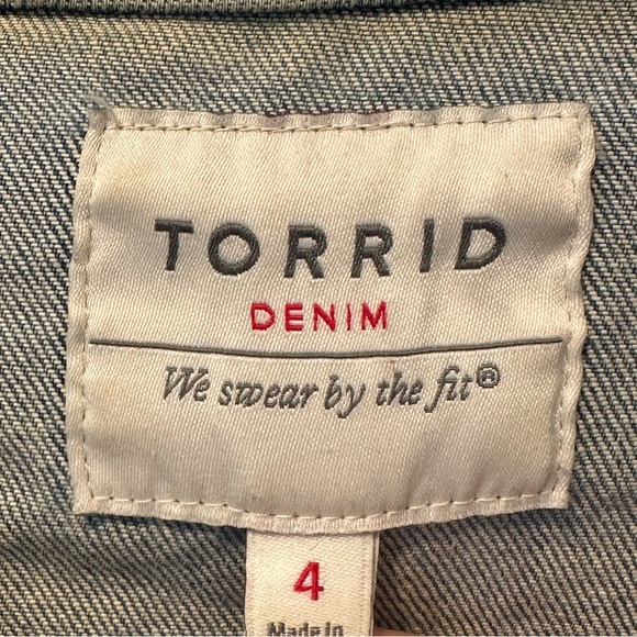 Torrid Plus Size 4 / 4X Jean Jacket Medium Wash Denim Stretch Trucker Blue - Picture 2 of 12